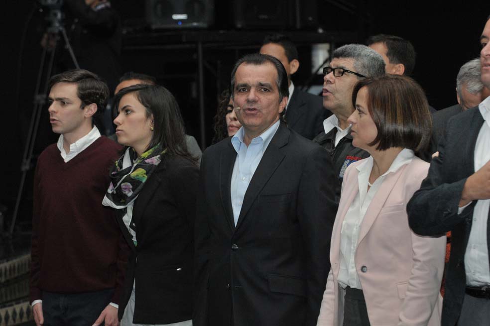 El excandidato Oscar Iván Zuluaga en campaña, acompañado por su familia. A la izquierda su hijo David. / Gustavo Torrijos