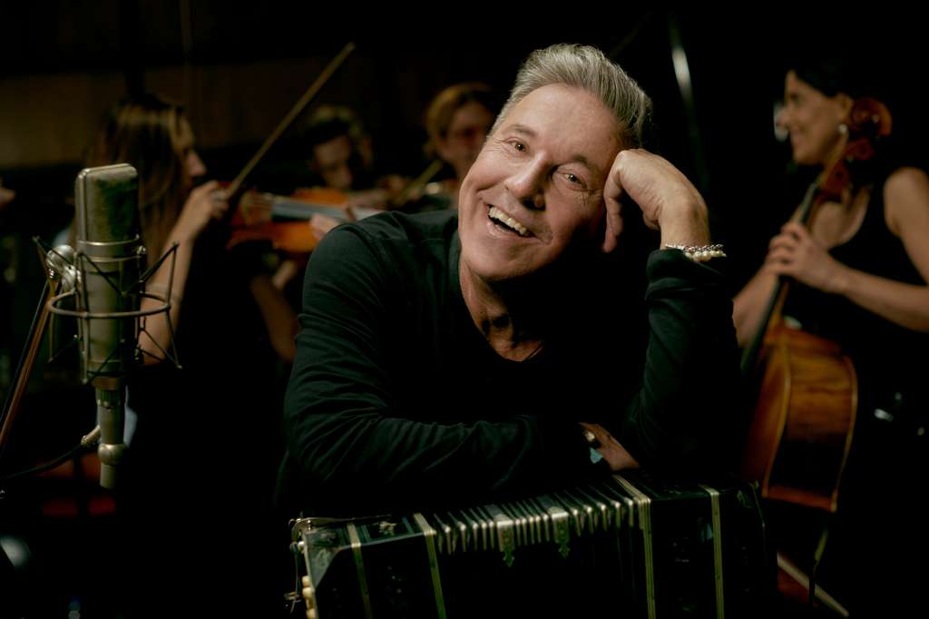 USA8004. MIAMI (FL, EEUU), 24/05/2022.- Fotografía promocional cedida por Guido Adler donde aparece el cantautor Ricardo Montaner durante la preparación de su nuevo álbum de estudio, "Tango", un disco de versiones de este histórico género con el que cumple una promesa a su padre y a la Argentina, el país donde nació. Montaner acometió el reto de grabar el disco "Tango" con la premisa no solo de saldar una promesa a su familia argentina sino también de recuperar un "género universal" que ha sido "injustamente engavetado", según dijo este martes. EFE/Guido Adler /SOLO USO EDITORIAL /NO VENTAS /SOLO DISPONIBLE PARA ILUSTRAR LA NOTICIA QUE ACOMPAÑA /CRÉDITO OBLIGATORIO