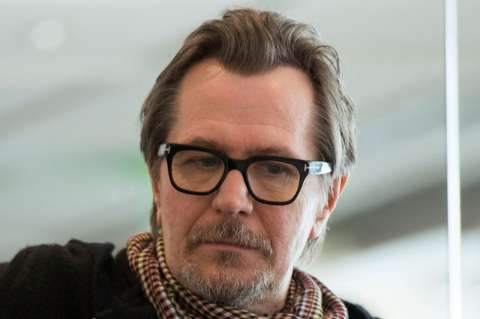 Hijo de Gary Oldman defiende a su padre de acusaciones de maltrato de su madre