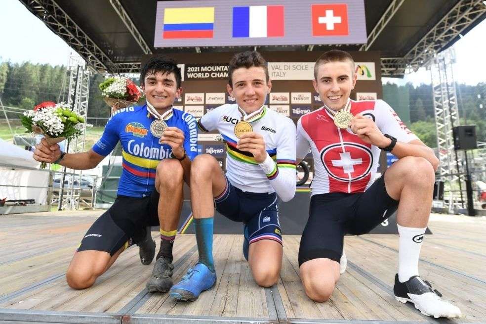 Camilo Gómez, en el podio del Mundial junior de MTB.
