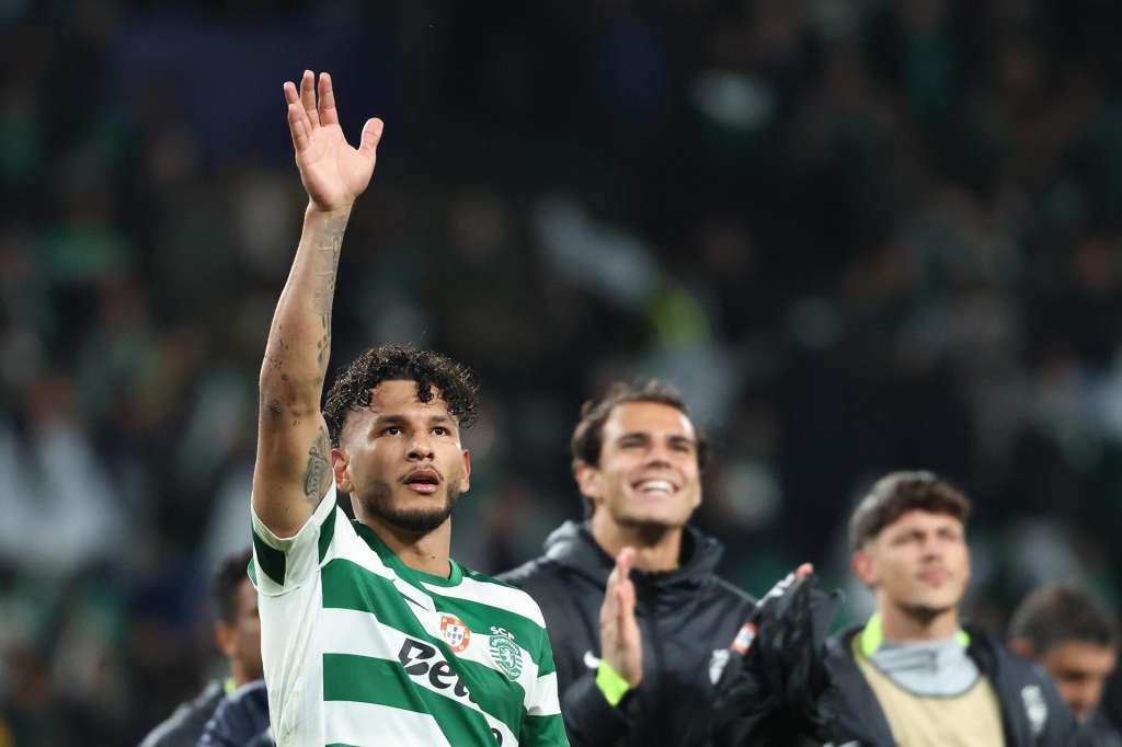 Lisbon (Portugal), 20/01/2026.- Sporting player Luis Suarez celebrates with supporters after winning the UEFA Champions League soccer match against Paris Saint-Germain held at Alvalade Stadium, in Lisbon, Portugal, 20 January 2026. (Liga de Campeones, Lisboa) EFE/EPA/ANTONIO COTRIM