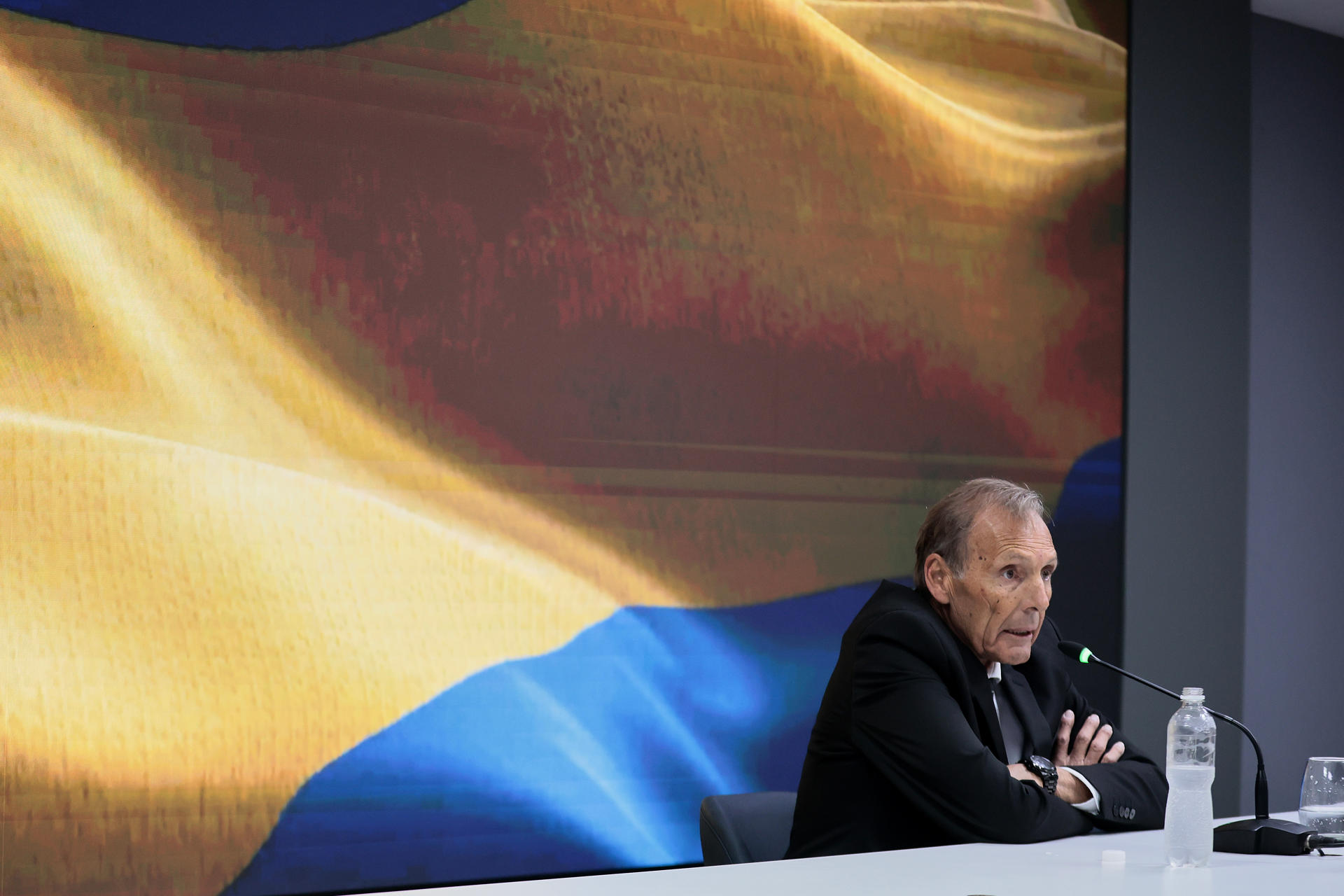 AME2587. BUENOS AIRES (ARGENTINA), 02/06/2025.- El nuevo entrenador de Boca Juniors, Miguel Ángel Russo, habla durante una rueda de prensa este lunes, en el predio de entrenamiento del club, en Ezeiza (Argentina). Boca Juniors anunció a Russo como su nuevo entrenador, tras la salida hace poco más de un mes de Fernando Gago y con la mira puesta en el Mundial de Clubes que se disputa este mes en Estados Unidos. EFE/ Adan González
