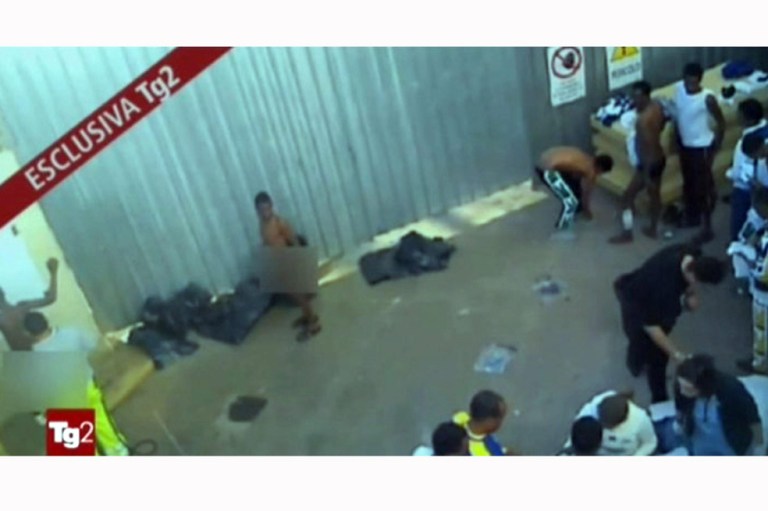 Indignación en Lampedusa por fumigar a inmigrantes contra la sarna
