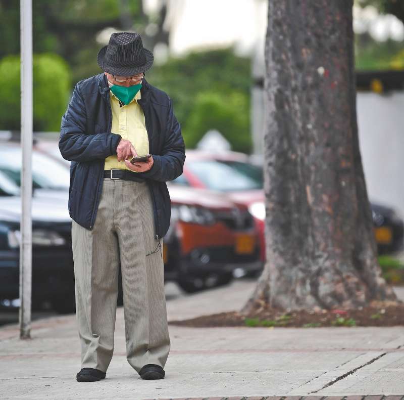 Adultos mayores en la calle durante el aislamiento obligatorio en Bogotá