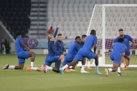 Francia se entrenó con el grupo completo en la víspera de la final contra Argentina
