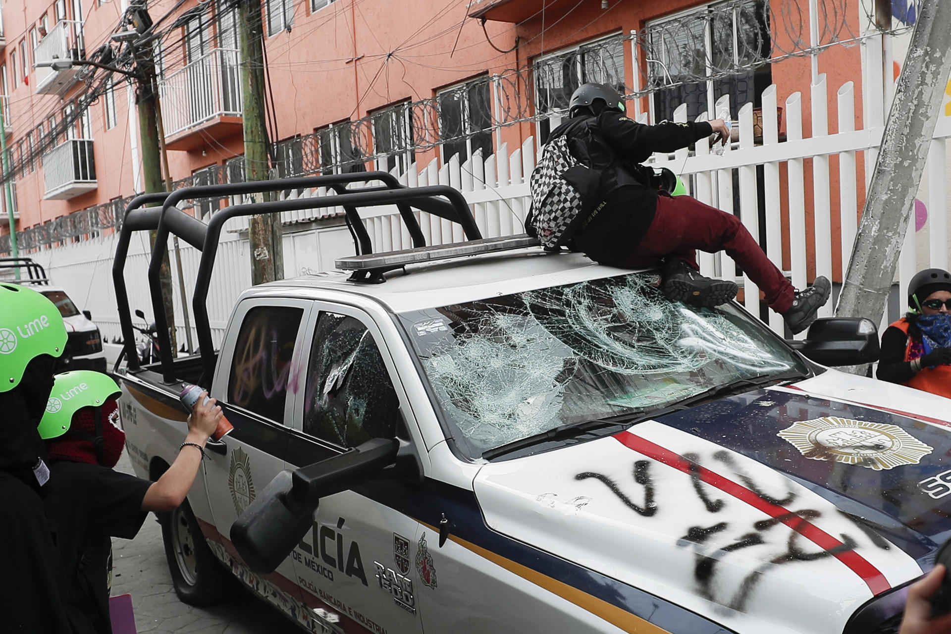 MEX5638. CIUDAD DE MÉXICO (MÉXICO), 11/06/2026.- Integrantes del 'Bloque negro' participan en una manifestación durante el primer día del Mundial de la FIFA 2026, este jueves en Ciudad de México (México). EFE/ Isaac Esquivel
