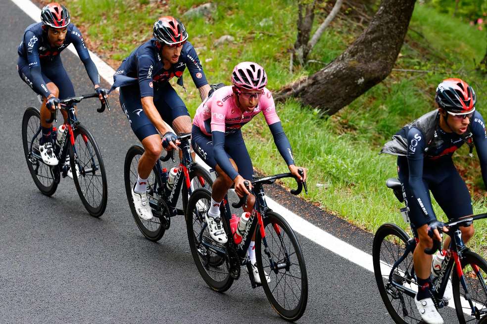 El colombiano Egan Bernal siempre rodeado por su compañeros del equipo Ineos.
