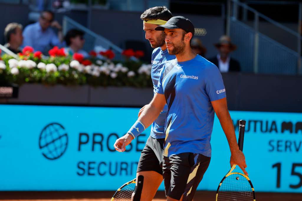 MADRID, 08/05/2022.- Los tenistas colombianos Juan-Sebastián Cabal y Robert Farah, durante la final de dobles del Mutua Madrid Open contra el tenista de Países Bajos Wesley Koolhof y el británico Neal Skupski, que se celebra hoy sábado en las instalaciones de la Caja Mágica, en Madrid. EFE / Juanjo Martín