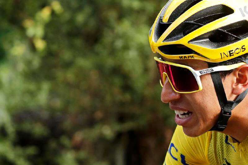 Egan Bernal luciendo los colores amarillos con el uniforme del Team Ineos en el Tour de Francia. / AFP