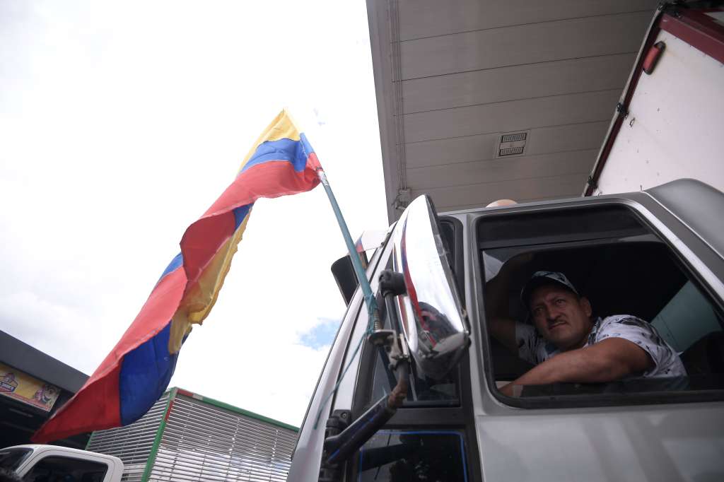Decenas de transportadores de carga se manifestaron este lunes en la ciudad de Bogotá por el incremento del valor del combustible. Se movilizaron por varias vías de la capital hasta llegar al Ministerio de Transporte.
