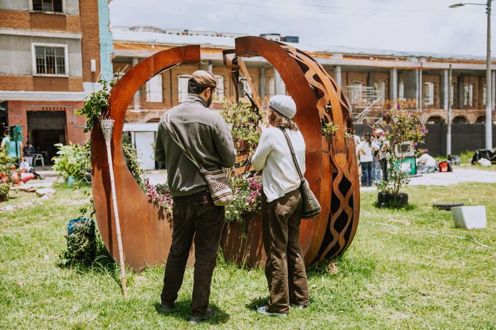 "Los invitaría a acercarse al Voto Nacional, un lugar rico en patrimonio cultural, tanto material como inmaterial. Aquí encontramos la Basílica, la calle 10, que es la fundacional de la ciudad, y diversas expresiones artísticas como el rap, el grafiti, la artesanía, la orfebrería y el trabajo en mármol. Este territorio ha sido clave en la conexión de artesanas de otras regiones con la capital" dice Jimena Castillo