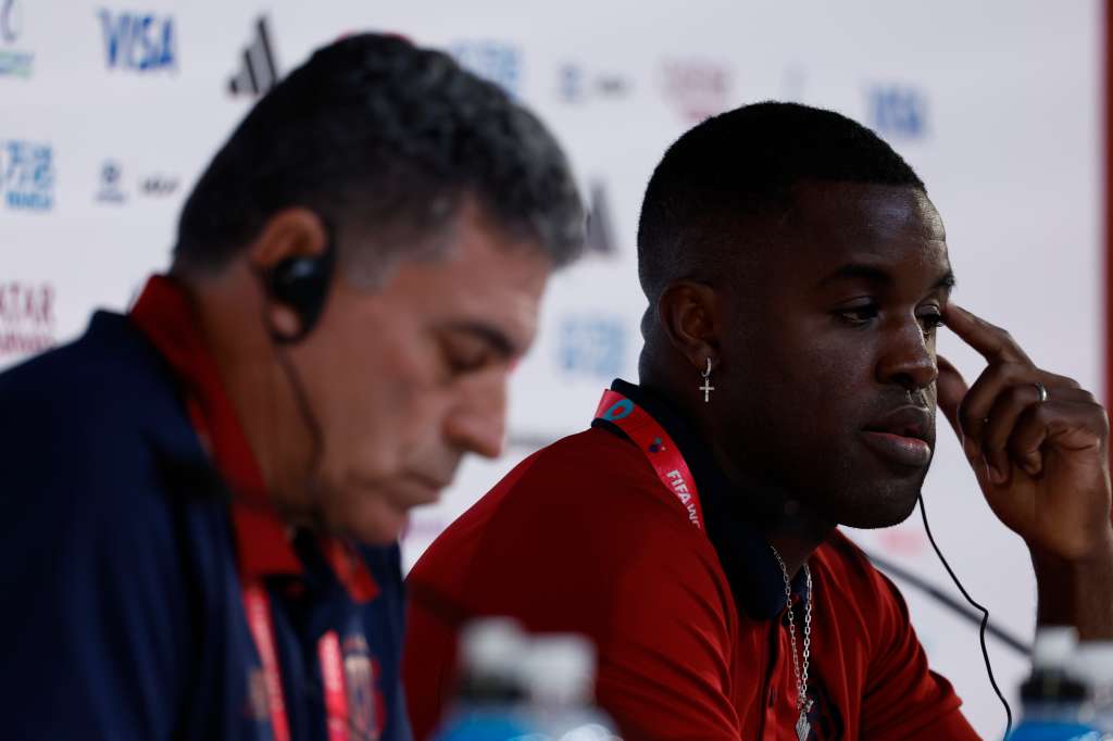 DOHA (CATAR), 26/11/2022.- El seleccionador de Costa Rica, Luis Fernando Suárez (i), y el delantero Joel Campbell (d) ofrecen una rueda de prensa en el estadio de Al Ahly Doha, en Catar, este sábado, en la víspera del encuentro de fase de grupos del Mundial de Fútbol Qatar 2022 ante Japón. EFE/JJ Guillén