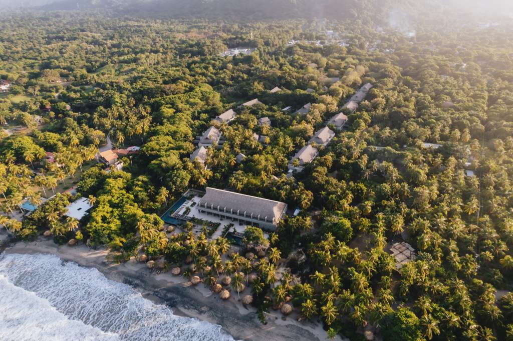 Rodeado por la majestuosidad de la Sierra Nevada de Santa Marta y las aguas del Caribe, Naio ha sido concebido como un refugio sereno que entrelaza lujo, sostenibilidad y una profunda conexión con el entorno natural.