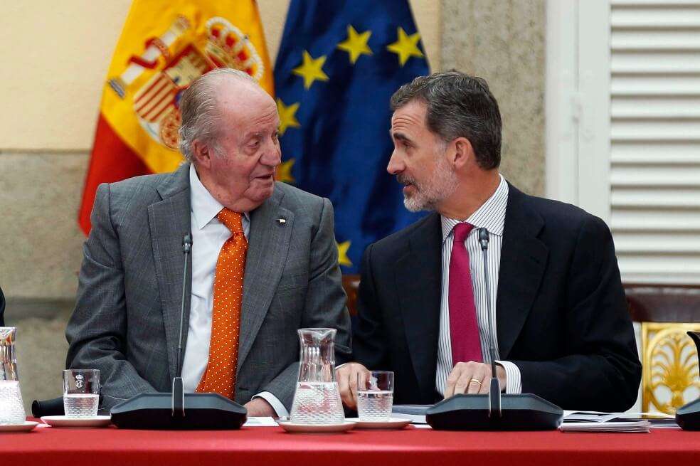 El rey Felipe VI (d) junto a su padre, el rey emérito Juan Carlos I, durante la reunión del patronato de la Fundación Cotec. / EFE
