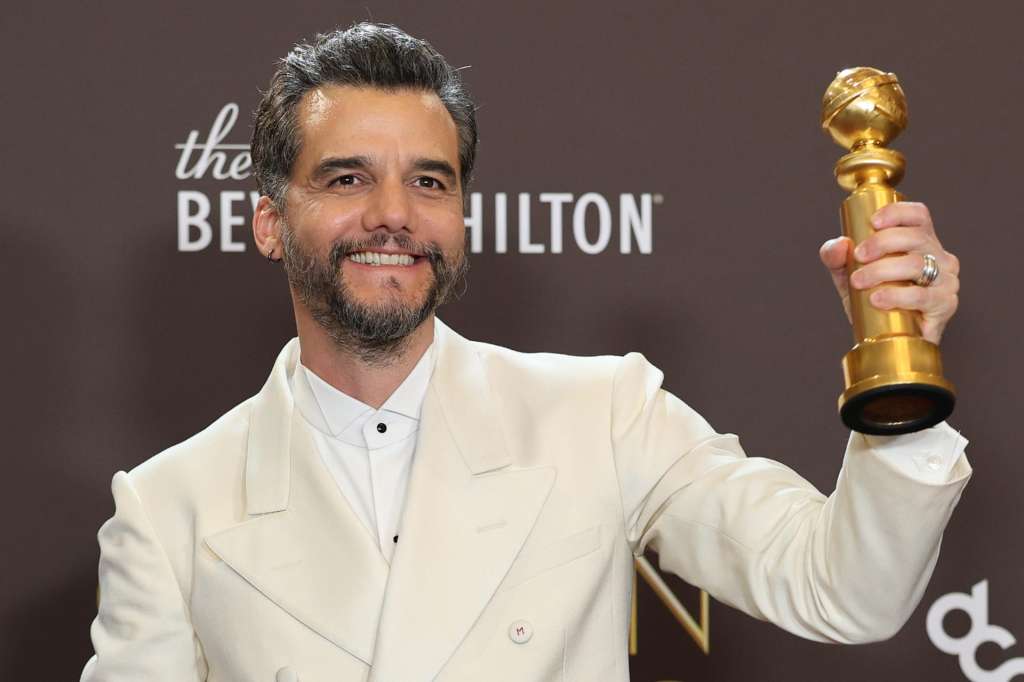 AME4464. LOS ÁNGELES (ESTADOS UNIDOS), 11/01/2026.- El actor brasileño Wagner Moura posa tras ganar el Globo de Oro a mejor actor en película de drama por su interpretación en 'El Agente Secreto' este domingo, en el Hotel Beverly Hilton en Los Ángeles (Ca, EE.UU.). EFE/ Octavio Guzmán