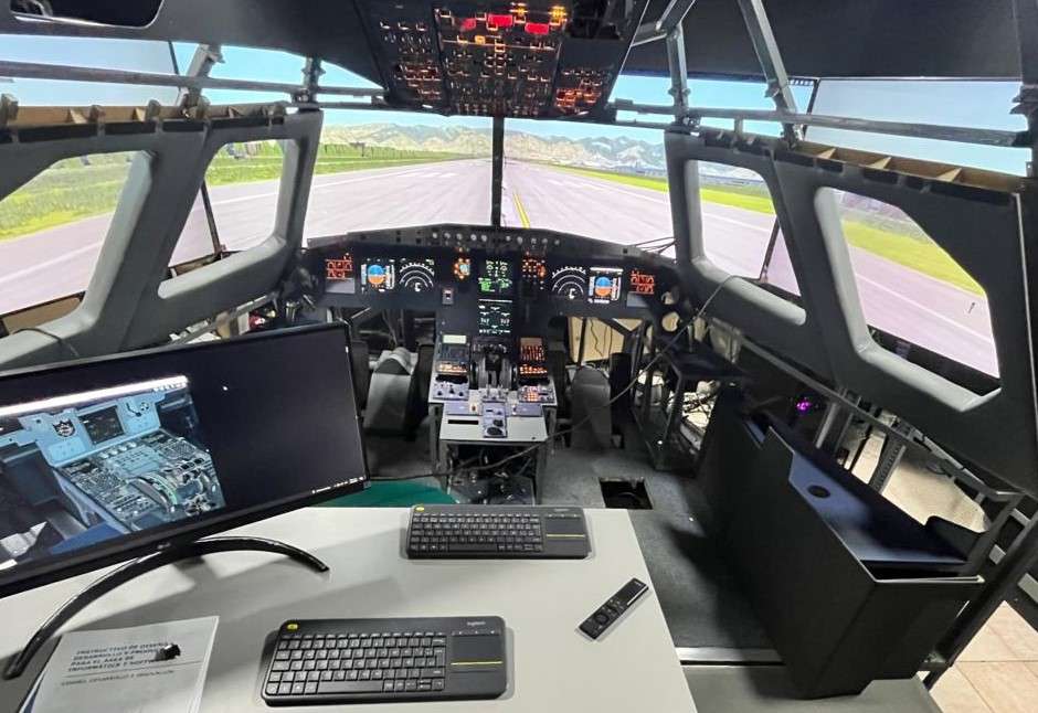 El equipo de Indoamericana está diseñado para replicar con alta exactitud las funciones operativas reales de un piloto en diferentes condiciones que pueda vivir en una cabina de avión. Además, el Airbus 320 es uno de los más utilizados en el mundo en el sector comercial.