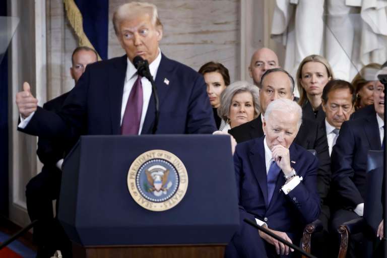Washington (United States), 20/01/2025.- Former US President Joe Biden (R) listens as US President Donald Trump (L) delivers remarks after being sworn in as the 47th president of the United States in an inauguration ceremony in the rotunda of the United States Capitol in Washington, DC, USA, 20 January 2025. Trump, who defeated Kamala Harris, is being sworn in today as the 47th president of the United States. (Estados Unidos) EFE/EPA/SHAWN THEW / POOL