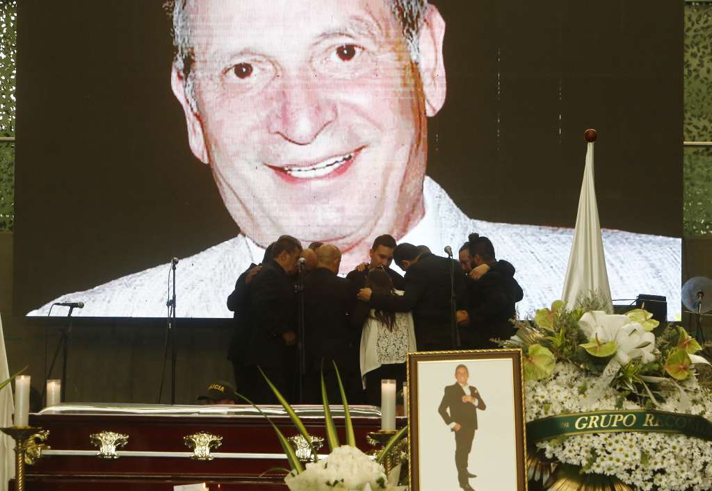MED101 -MEDELLÍN (COLOMBIA), 28/07/2022.- Integrantes del grupo Los Legendarios, se reúnen frente al féretro del cantante colombiano Darío Gómez "El rey del despecho", antes de rendirle un homenaje hoy en el coliseo Yesid Santos en Medellín (Colombia). EFE/Luis Eduardo Noriega A.