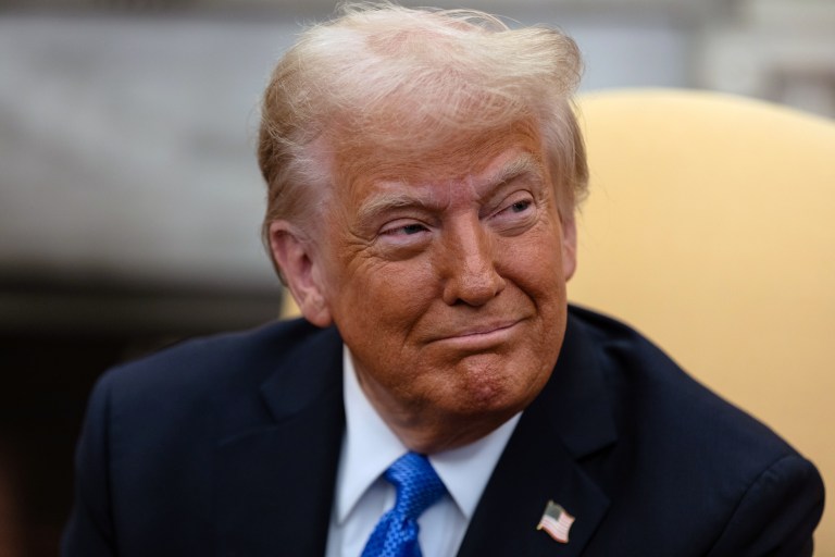 Vuelve el plástico: Trump firma decreto para eliminar pitillos de papel en EE. UU.