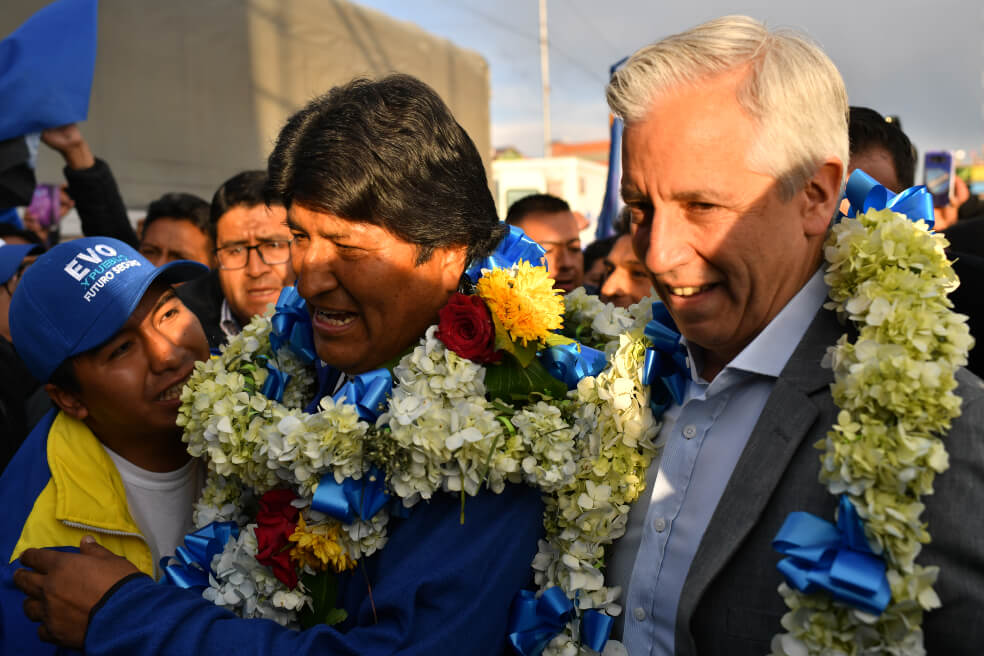 Evo Morales y su vicepresidente, Álvaro García Linera, podrían ganar en las urnas hoy en Bolivia. / AFP