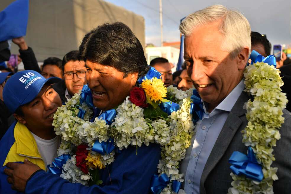 Evo Morales y su vicepresidente, Álvaro García Linera, podrían ganar en las urnas hoy en Bolivia. / AFP