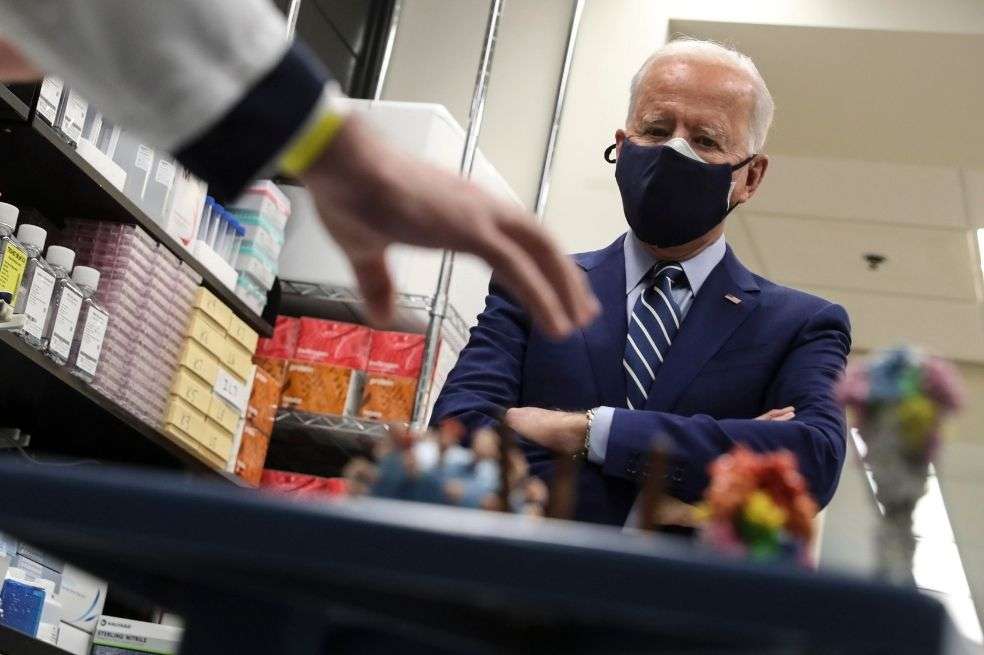 El presidente estadounidense, Joe Biden, visita el Laboratorio de Patogénesis Viral de los Institutos Nacionales de Salud, en Bethesda, Maryland.