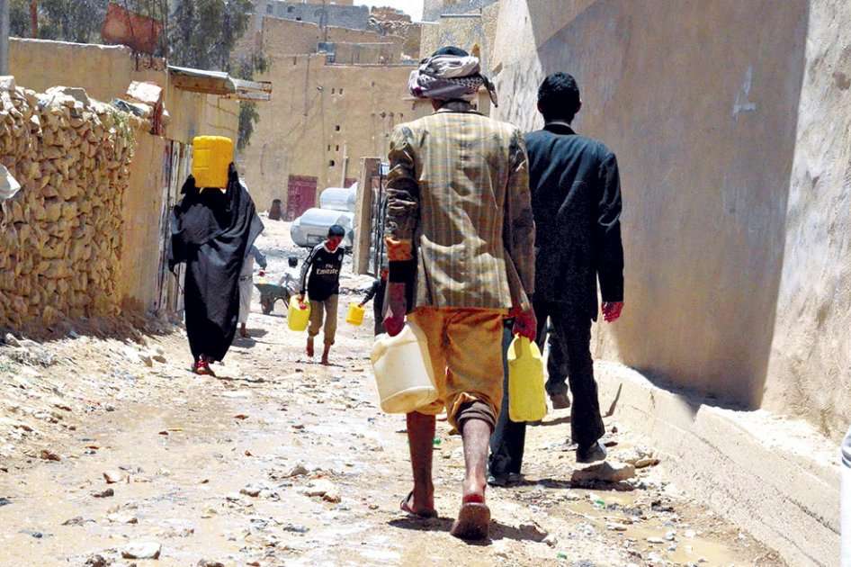 La población en el distrito de Khamer busca agua debido a que la escasez de combustible no permite que los camiones de reparto puedan proveerla en esa área. / Malak Shaher/MSF