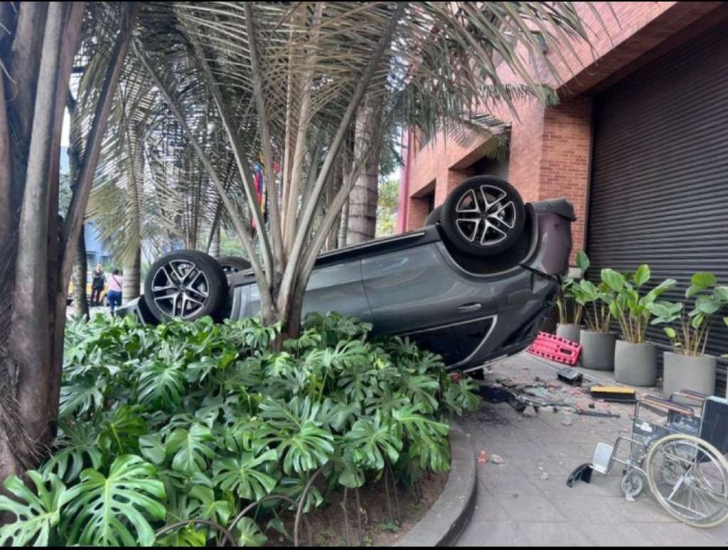 De acuerdo con el reporte entregado por el Cuerpo Oficial de Bomberos de Bogotá, una persona quedó atrapada dentro del automotor y tuvo que ser rescatada por los organismos de emergencia.