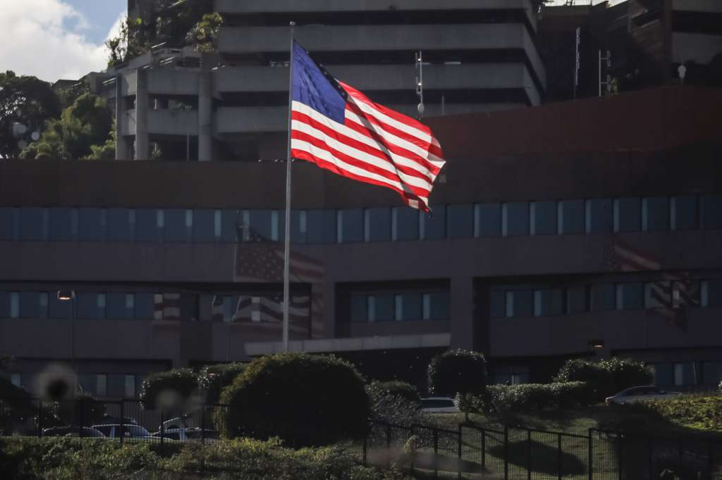 AME8908. CARACAS (VENEZUELA), 02/07/2024.- Fotografía de archivo fechada el 24 de enero del 2019 de una bandera de Estados Unidos en la sede de su embajada en Caracas (Venezuela). Venezuela y Estados Unidos retomarán el miércoles el proceso de diálogo, congelado tras su último desencuentro el pasado abril cuando Washington revirtió el alivio parcial de las sanciones otorgado en octubre a Caracas, al considerar que el Gobierno de Nicolás Maduro no cumplió, en su totalidad, con el Acuerdo de Barbados sobre garantías electorales. EFE/ Miguel Gutiérrez