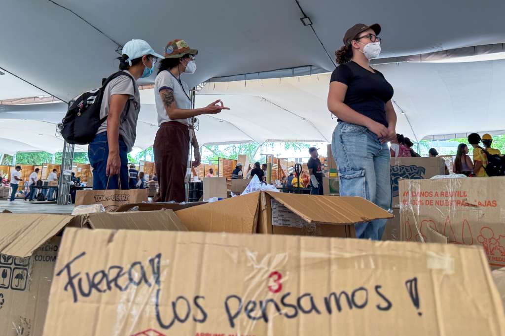 ACOMPAÑA CRÓNICA: COLOMBIA TERREMOTO AME9667. CALI (COLOMBIA), 16/08/2026.- Personas organizan ayudas humanitarias este sábado, en la Ciudadela Alberto Galindo en Cali (Colombia). Donde estos días debían sonar las marimbas, los cununos y los tambores del Pacífico, ahora se escuchan cajas que se abren, bolsas que se clasifican y camiones que cargan alimentos rumbo a las zonas más afectadas por el terremoto que golpeó a Cali y buena parte de Colombia el pasado lunes. EFE/ Mario Baos