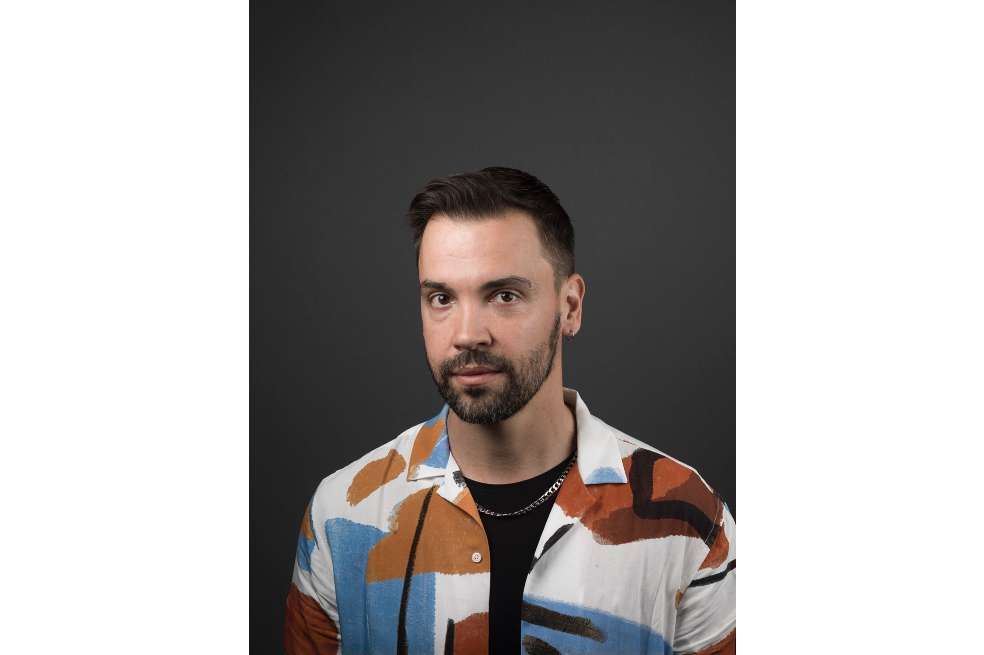 Adrían Silvestre es un director de cine, guionista y montador, nacido en Valencia. Actualmente, reside en Barcelona.