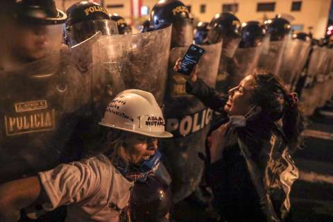 Perú: policía dispersó a manifestantes que llegaron hasta exteriores del Congreso