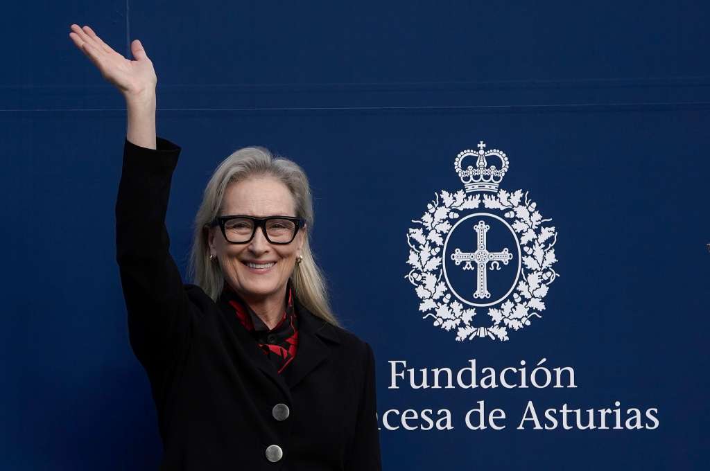 OVIEDO, 18/10/2023.- La actriz estadounidense Meryl Streep, Premio Princesa de Asturias de las Artes 2023, mantiene este miércoles en Oviedo varios encuentros con profesorado, alumnado y público para hablar de la interpretación y de su trayectoria profesional, a dos días de recoger el galardón. EFE/Paco Paredes