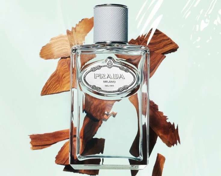Un perfume floral con un toque cítrico, Infusion d'Iris de Prada evoca la sensación de ropa limpia secada al sol.