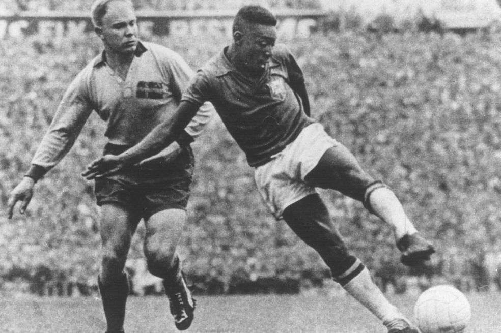 Pelé (der.) en la final contra Suecia en el Mundial de 1958.