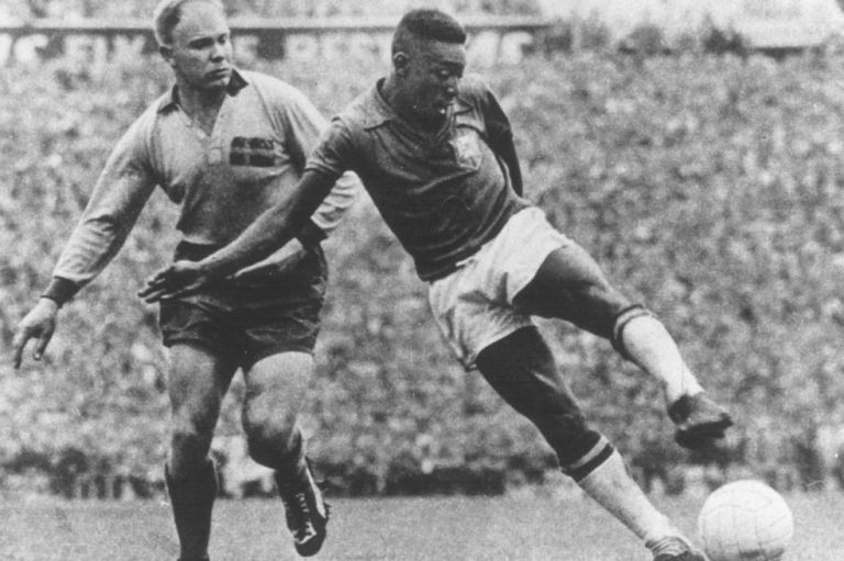 Pelé, el único delantero que tiraba paredes con los defensores contrarios