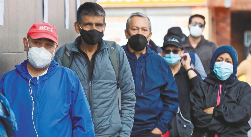 Varias personas hacen fila para entrar a un banco en la localidad de Usaquén el 4 de enero.