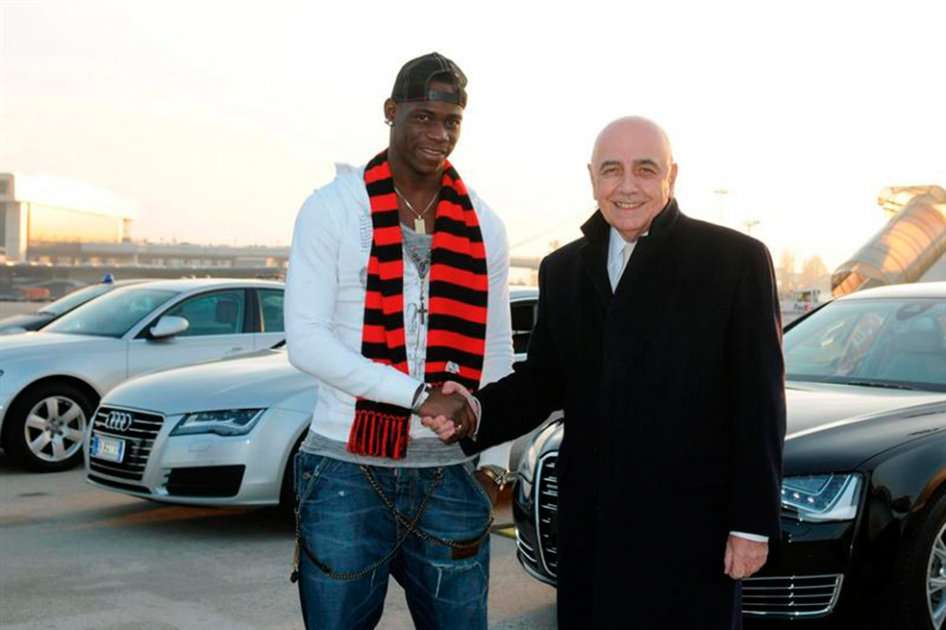 Mario Balotelli, saluda al presidente del Milán, Adriano Galliani, antes de su presentación oficial. / EFE