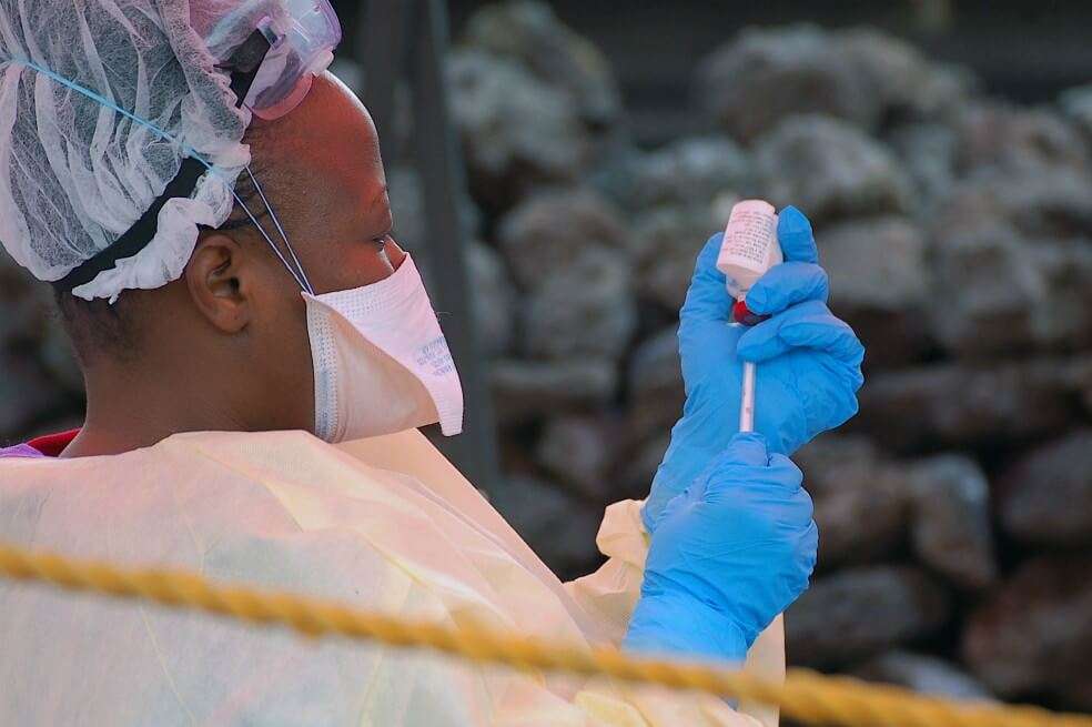 Una funcionaria de salud en la República Democrática del Congo preparaba la aplicación de una vacuna contra el ébola. / AFP
