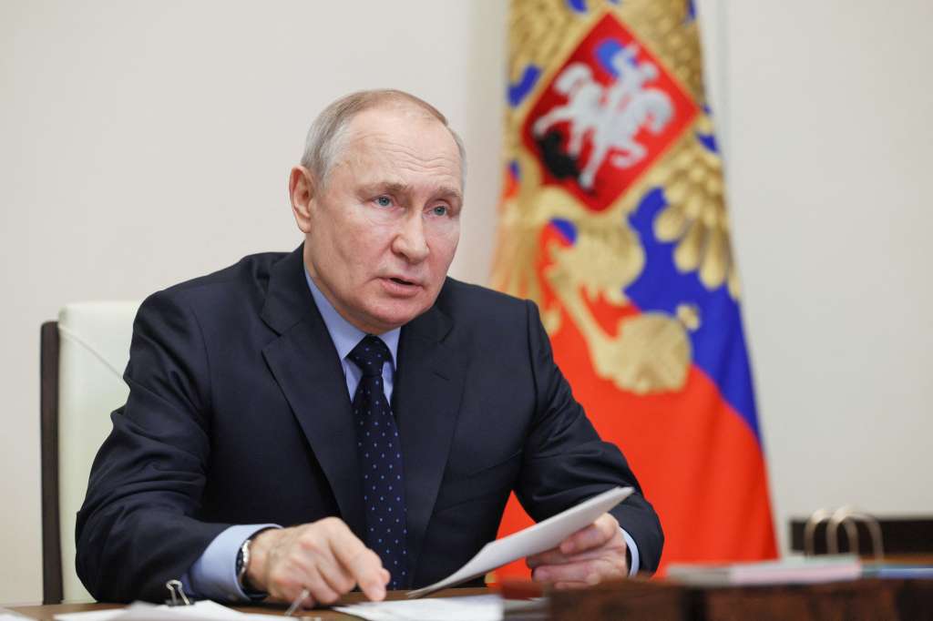 El presidente ruso Vladimir Putin preside una reunión con el gobierno a través de un enlace de video en la residencia estatal Novo-Ogaryovo en las afueras de Moscú.