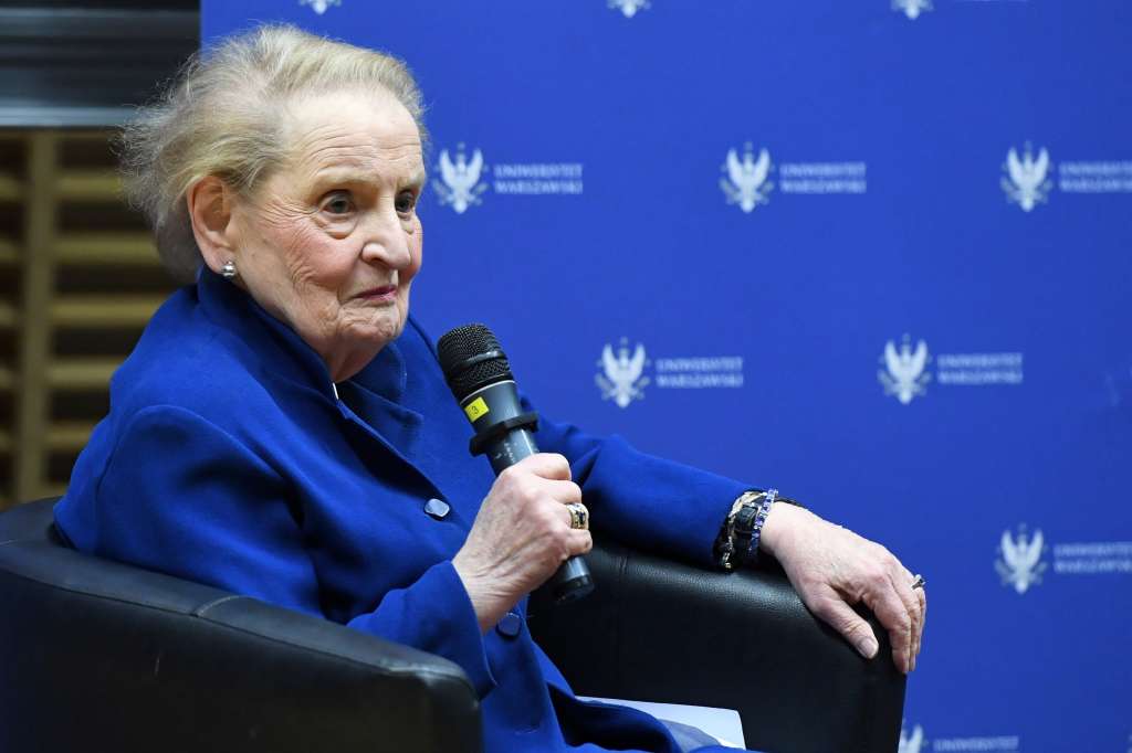 Warsaw (Poland), 08/03/2019.- (FILE) - Former US Secretary of State Madeleine Albright speaks during a meeting at the Warsaw University in Warsaw, Poland, 08 March 2019 (Reissued 23 March 2022). Former US Secretary of State Madeleine Albright died at the age of 84 on 23 March 2022. Albright was appointed by Former US President Bill Clinton during his second term to become the first woman in US history to head the State department. (Polonia, Estados Unidos, Varsovia) EFE/EPA/RADEK PIETRUSZKA *** Local Caption *** 55040160