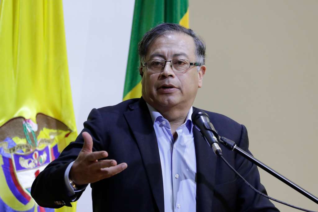 AME5437. BOGOTÁ (COLOMBIA), 26/07/2022.- El presidente electo de Colombia, Gustavo Petro, habla durante un acto en la universidad Externado de Colombia, hoy, en Bogotá (Colombia). Petro confesó este martes que está "asustado" por la etapa que comienza el próximo 7 de agosto como Presidente de Colombia, en un acto con universitarios donde abogó por una "nueva concepción de la economía" que "lleve a la vida y al bienestar y no a la extinción". Ante un auditorio lleno de jóvenes universitarios, algunos en su primer año, el presidente electo recordó cuando él mismo, con 16 años, comenzaba Economía en esa universidad, la Externado de Colombia: "Llegaba con susto, no solo por la posibilidad de perderme o por ser atracado, sino por la posibilidad de entrar a la universidad". EFE/ Carlos Ortega