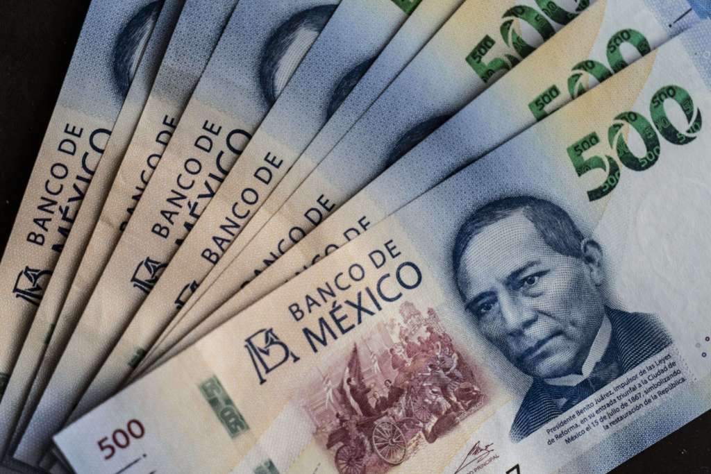 El alza representa una ruptura de las políticas recientes de México, cuando los aumentos al salario mínimo apenas superaban la inflación para ayudar a que los exportadores a Estados Unidos pudieran mantener bajos los costos. / Bloomberg News