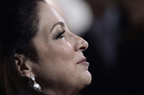 Gloria Estefan transforma su clásico "Get on your feet" por "Put on your mask"