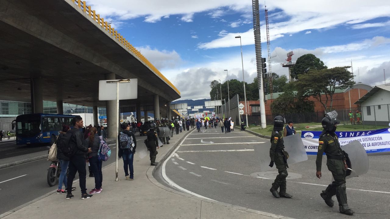Miembros de la Fuerza Disponible de la Policía permanecen en el aeropuerto El Dorado para evitar nuevos bloqueos. / Archivo particular