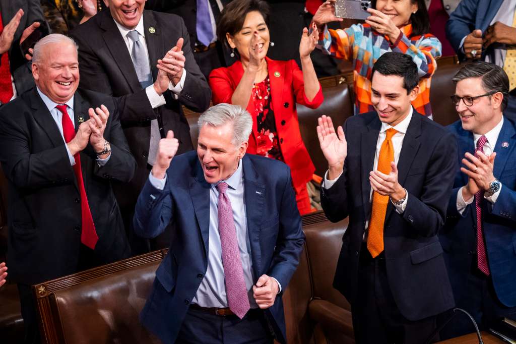 Washington (United States), 07/01/2023.- Republican Leader Kevin McCarthy gestures after lawmakers voted him to be the next speaker of the House of Representatives in the US Capitol in Washington, DC, USA 07 January 2023. McCarthy secured enough support to become House Speaker on the 15th vote by the House and on the fifth day of his bid; it is the longest speaker contest in the US in 164 years. (Estados Unidos) EFE/EPA/JIM LO SCALZO