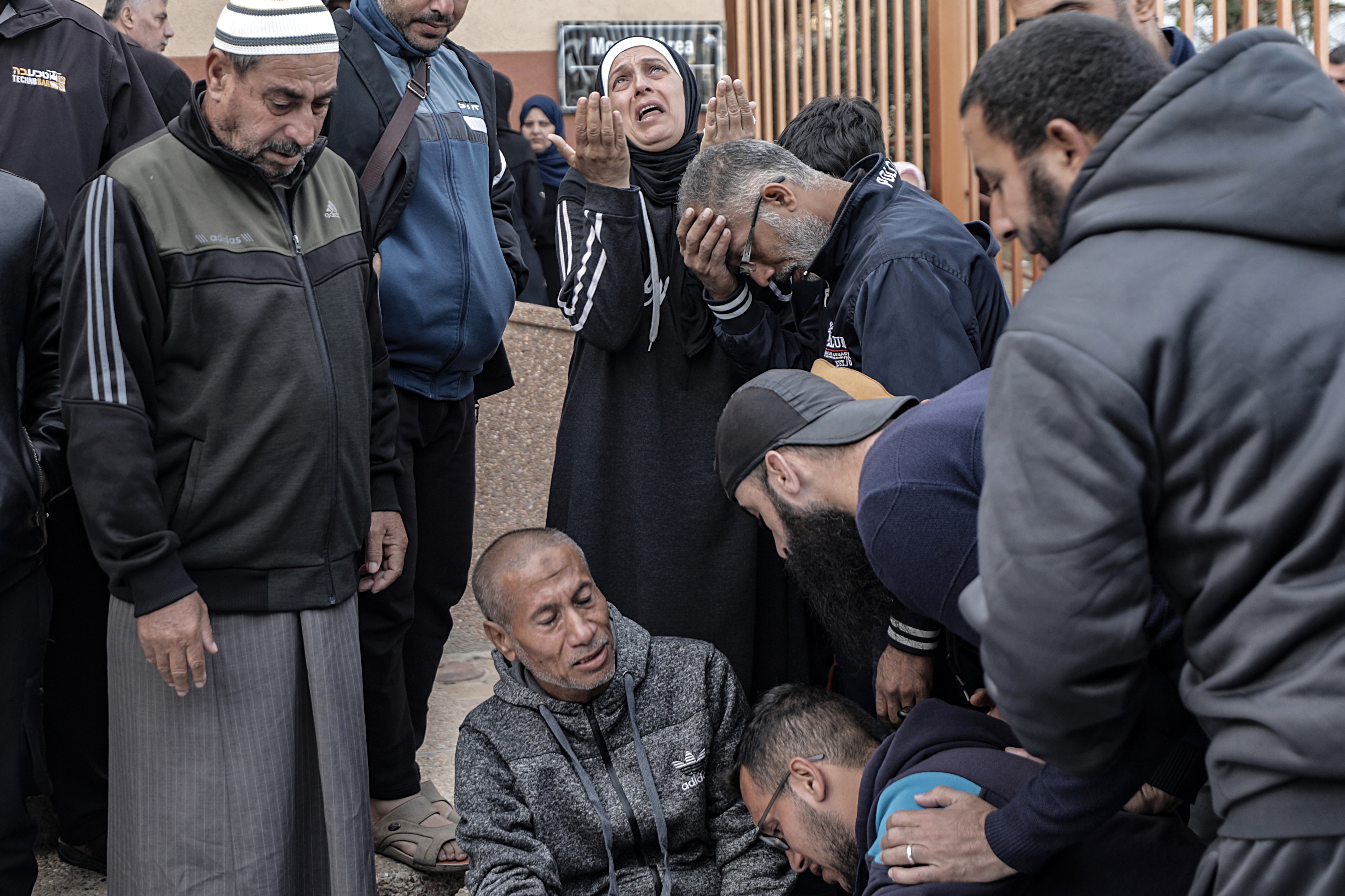 Khan Yunis (-), 22/11/2023.- Relatives of Palestinians from the Siam family who were killed following Israeli air strikes on a building housing displaced people from the Gaza Strip, mourn outside Nasser Hospital in Khan Yunis, southern Gaza Strip, 22 November 2023. More than 12,500 Palestinians and at least 1,200 Israelis have been killed, according to the Israel Defense Forces (IDF) and the Palestinian health authority, since Hamas militants launched an attack against Israel from the Gaza Strip on 07 October, and the Israeli operations in Gaza and the West Bank which followed it. EFE/EPA/HAITHAM IMAD