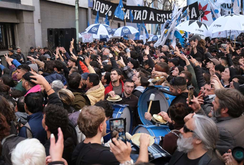 Partidarios de la expresidenta argentina, Cristina Fernández de Kirchner, se reúnen en la sede del Partido Justicialista en Buenos Aires.