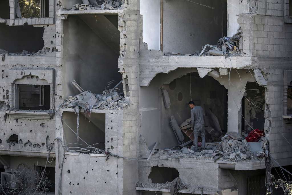 Al Nuseirat (-), 04/03/2024.- Palestinians search for missing people under the rubble of a destroyed house following Israeli air strikes in Al Nusairat refugee camp, Gaza Strip, 04 March 2024. More than 30,500 Palestinians and over 1,300 Israelis have been killed, according to the Palestinian Health Ministry and the Israel Defense Forces (IDF), since Hamas militants launched an attack against Israel from the Gaza Strip on 07 October 2023, and the Israeli operations in Gaza and the West Bank which followed it. EFE/EPA/MOHAMMED SABER