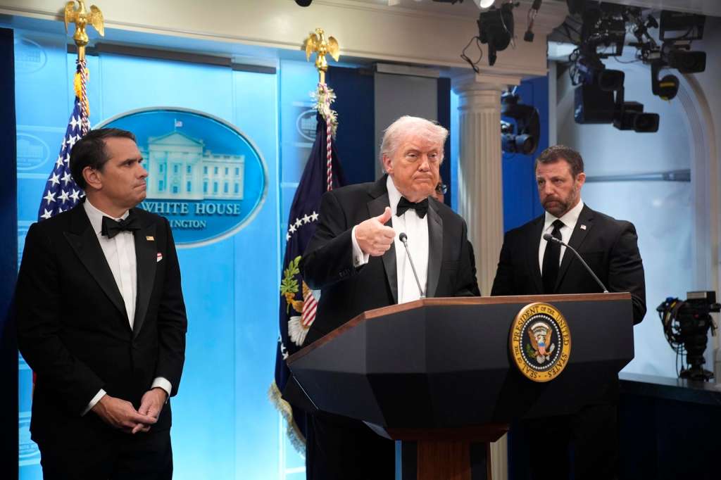 Washington (United States), 26/04/2026.- US President Donald Trump (C) speaks to reporters in the White House Press Briefing Room after a shooting outside the Washington Hilton ballroom hosting the White House Correspondent’s Dinner caused the postponement of the event in Washington, DC, USA, 25 April 2026. The alleged shooter is in custody. EFE/EPA/Yuri Gripas / POOL